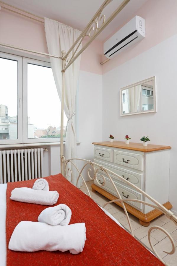 Classy 2 Bedroom Apartment In City Center Bukarest Kültér fotó