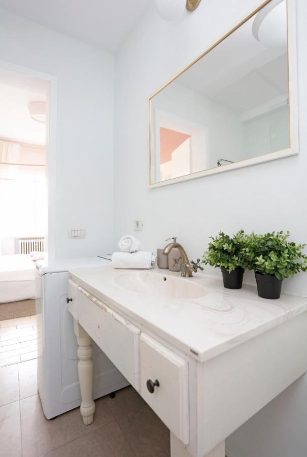 Classy 2 Bedroom Apartment In City Center Bukarest Kültér fotó